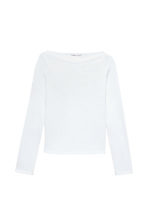 Top bianco a maniche lunghe con scollatura rotonda e leggero design scivolato sulle spalle, realizzato in tessuto morbido con una texture liscia.