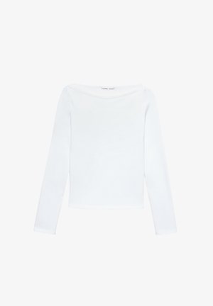 Top bianco a maniche lunghe con scollatura rotonda e leggero design scivolato sulle spalle, realizzato in tessuto morbido con una texture liscia.