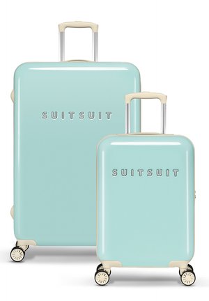 Harde koffers in mintgroen met crèmekleurige accenten, voorzien van het reliëf "SUITSUIT"-logo, vier wielen en uitschuifbare hengsels in twee maten.