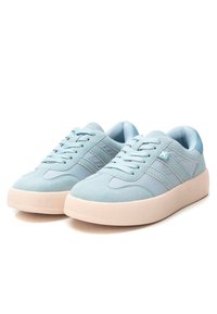 Zapatillas de color azul claro con un upper de ante y suave, que presentan tres acentos a rayas y una suela texturizada de color crema.