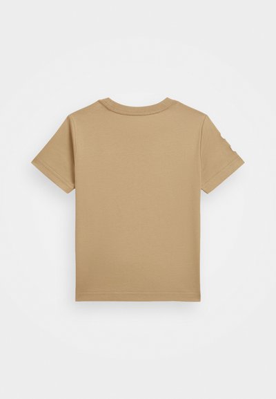 Kurzarm-T-Shirt aus leichtem braunen Baumwollstoff. Hat einen runden Halsausschnitt, saubere Nähte und ein einfaches Design ohne Muster oder Grafiken.