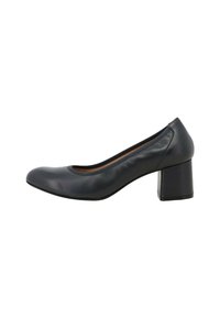 Scarpa pump nera in pelle con punta arrotondata, tacco a blocco di altezza media, texture liscia e design minimalista.