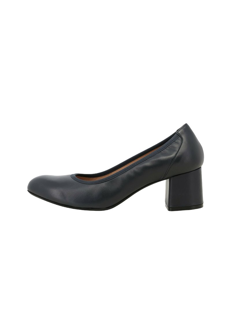 Scarpa pump nera in pelle con punta arrotondata, tacco a blocco di altezza media, texture liscia e design minimalista.
