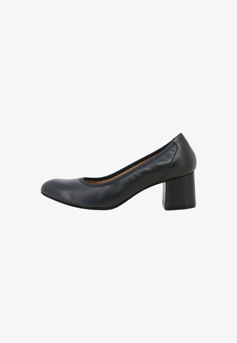 Scarpa pump nera in pelle con punta arrotondata, tacco a blocco di altezza media, texture liscia e design minimalista.