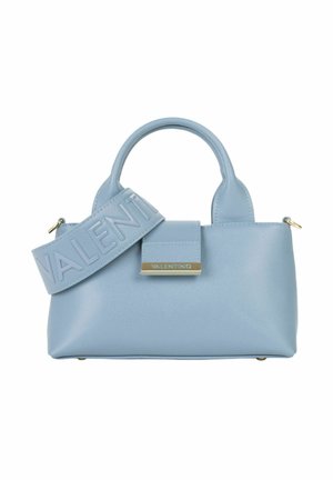 Sac à main Valentino bleu clair avec finition texturée, double poignées arrondies, large bandoulière embossée du nom "Valentino", et plaque logo dorée.