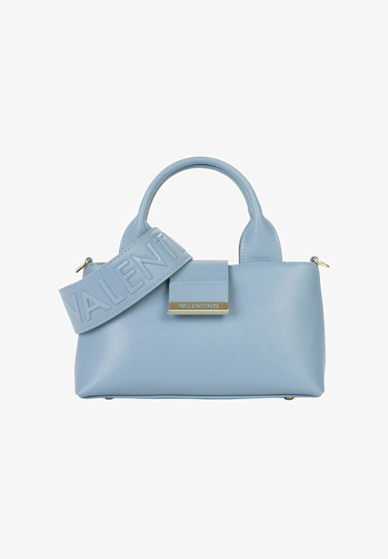 Sac à main Valentino bleu clair avec finition texturée, double poignées arrondies, large bandoulière embossée du nom "Valentino", et plaque logo dorée.