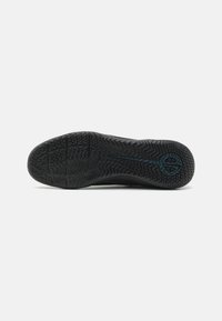Musthave musta sportlik jalanõu tald, millel on tekstuuriga kumm ja herringbone muster ning sinine logo detail. Kujundatud haardevõime ja vastupidavuse tagamiseks.