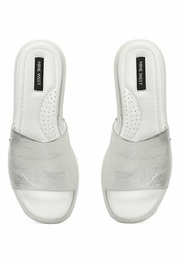 Zilveren slide-sandalen met een gladde metallic bovenkant en een witte gevoerde zool. Voorzien van geperforeerde details en het merkembleem op de binnenzool.
