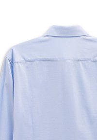 Himmelblaues Hemd mit Kragen und glatter Textur, mit Rückenpasse und einem dezenten, gewebten Muster für zusätzliche Details.