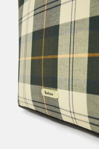 Torba z materiału w kratkę z zielonym, beżowym i pomarańczowym wzorem; złota plakietka z logo "Barbour"; solidna czarna podstawa. Teksturowany i uporządkowany fason.