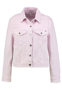 Jasnoróżowa kurtka dżinsowa z srebrnymi zatrzaskami, dwoma kieszeniami na klatce piersiowej z klapkami i klasycznym kołnierzykiem, prezentowana na białym tle.