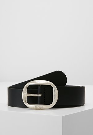 Ceinture en cuir noir avec une grande boucle ovale en argent gravée du nom de la marque Esprit, exposée sur une surface blanche.