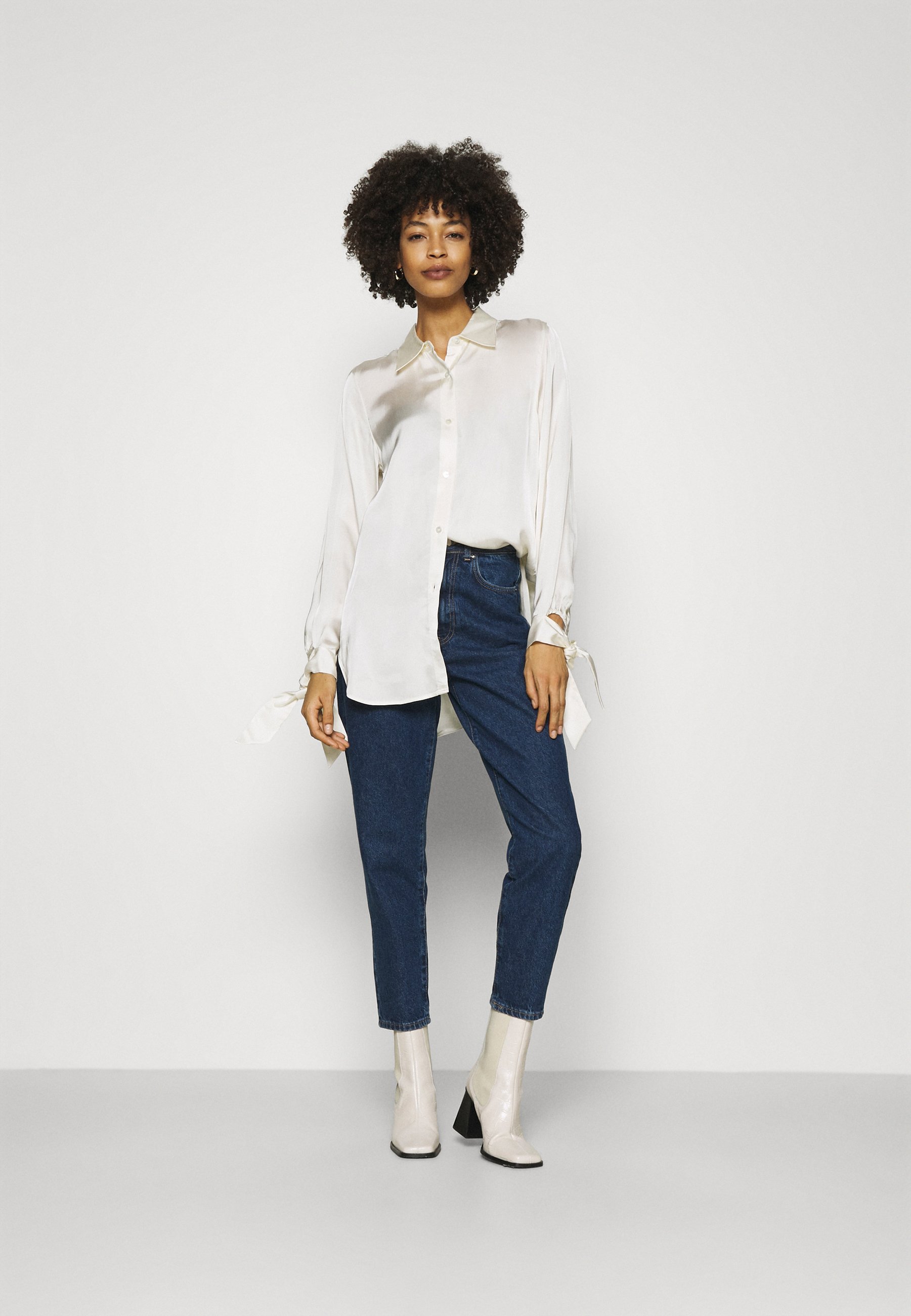 Anna Field MOM FIT JEANS - Siaurėjantys džinsai - blue denim/mėlynų džinsų  - Zalando.lt