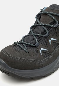 Scarpa da trekking nera con tomaia in suede e rete, lacci testurizzati, dettagli blu e suola in gomma robusta progettata per garantire trazione.