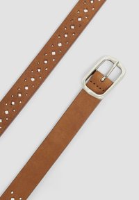 Brauner Ledergürtel mit strukturierter Oberfläche, mit quadratischen Perforationen und einer rechteckigen silbernen Metallschnalle.