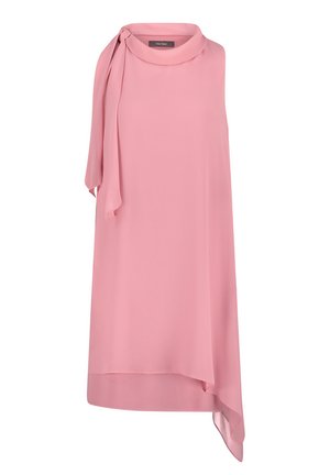 Lyserød ærmeløs kjole lavet af letvægtsstof. Har en rund halsudskæring med et bindedetalje på den ene skulder og en asymmetrisk kant.