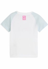 Biała koszula z krótkim rękawem z jasnoniebieskimi rękawami raglanowymi oraz małą różową metką Puma x Hello Kitty na górnej części pleców.