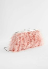 Rózsaszín műszőrme clutch táska ezüst színű fém kerettel és láncos pánttal. Jellemzője a texturált, bolyhos külső és a klipszes zár.