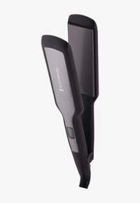 Rettejern med svart plastgrep og sølvfarget metallkropp. Har en knapp og en jevn, bred flat plate.