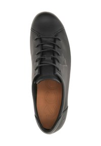 Scarpa in pelle nera con punta arrotondata, design liscio con lacci e una parte superiore testurizzata. Presenta una soletta color nocciola con marchio in rilievo.