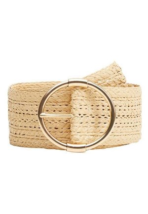 Beige geweven riem met een ronde gouden metalen gesp, opgerold op een witte achtergrond.