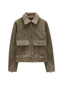 Zielona oliwkowa skórzana kurtka z kołnierzem, zamek z przodu i dwiema dużymi kieszeniami naszytymi. Gładka tekstura z krótkim krojem.