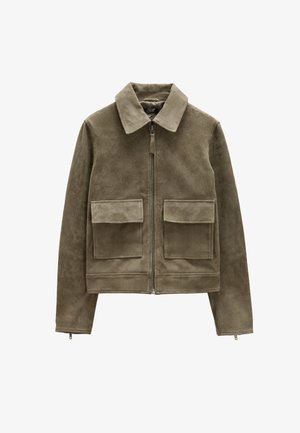 Zielona oliwkowa skórzana kurtka z kołnierzem, zamek z przodu i dwiema dużymi kieszeniami naszytymi. Gładka tekstura z krótkim krojem.