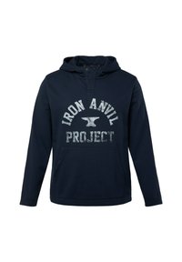 Sudadera azul marino hecha de material suave, con un bolsillo frontal y una impresión que dice "PROYECTO YUNQUE DE HIERRO" en una fuente blanca envejecida.