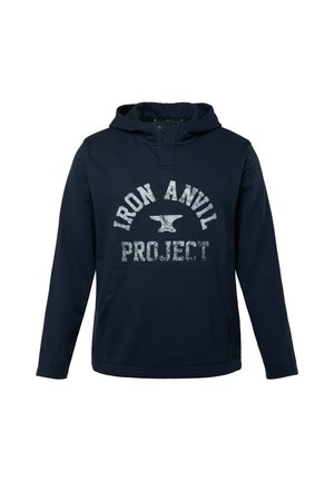 Granatowy hoodie wykonany z miękkiego materiału, z przednią kieszenią i nadrukiem "IRON ANVIL PROJECT" w postarzonym białym kroju.