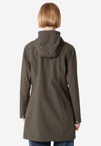 Chaqueta impermeable color caqui con capucha, mangas largas y cierres a presión en los puños. Presenta una forma ligeramente ajustada y una textura suave.