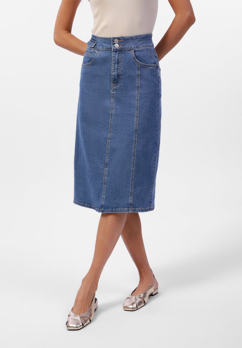 Denim blyantkjole, høyt liv med to frontlommer, knappelukking og rett passform. Middels blå farge med lyse sømdetaljer.