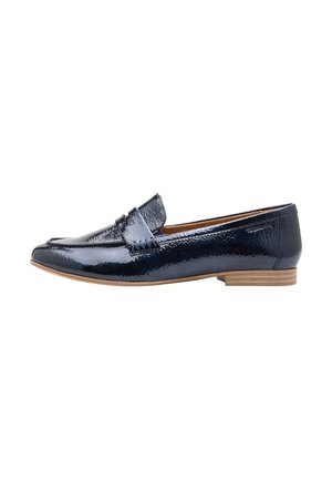 Mocassin en cuir brillant bleu marine avec un petit talon en bois et des détails cousus à l'avant et sur les côtés, présenté en vue latérale.
