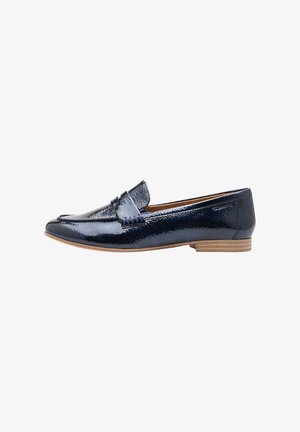 Mocasín de cuero azul marino brillante con un tacón bajo de madera y detalles cosidos en la parte delantera y los laterales, mostrado de perfil.