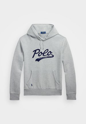 Sudadera gris hecha de una mezcla de algodón, con un bolsillo tipo canguro en el frente, logo de "Polo Ralph Lauren" en color marino y capucha ajustable con cordón.