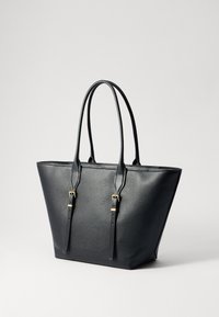 Sac fourre-tout en cuir noir avec une finition texturée. Présente deux longues poignées et des accents dorés. Forme effilée avec un haut ouvert.