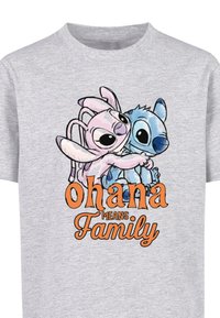 Šedé bavlněné tričko s barevnými kreslenými postavičkami, které se objímají. Text zní "Ohana znamená rodina" v oranžové a černé barvě. Krátké rukávy a kulatý výstřih.