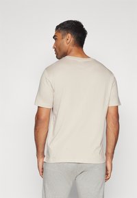 Champion ICONS CREWNECK WITH SMALL LOGO - Nyomott mintás póló - beige