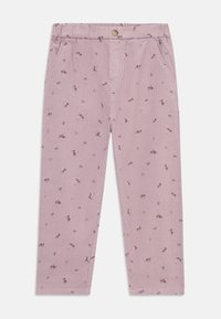 Pantalons en velours côtelé rose avec de petits motifs floraux, une taille élastique et une fermeture par bouton. Deux poches avant visibles.