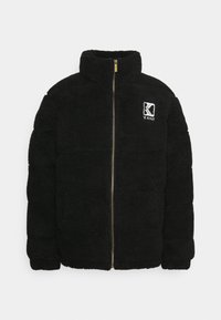 Jachetă din fleece neagră cu guler înalt, închidere cu fermoar și logo brodat pe pieptul stâng. Textură moale cu o siluetă boxy.