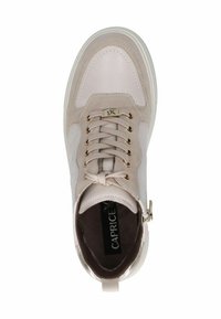 Baskets beiges avec un mélange de cuir lisse et texturé, à bout arrondi, à lacets à l'avant et avec des accents en métal doré.