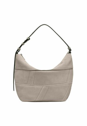 Sac à épaule en suède gris avec une forme courbée et une anse en cuir noir. Présente des coutures diagonales et une fermeture éclair. Texture lisse.
