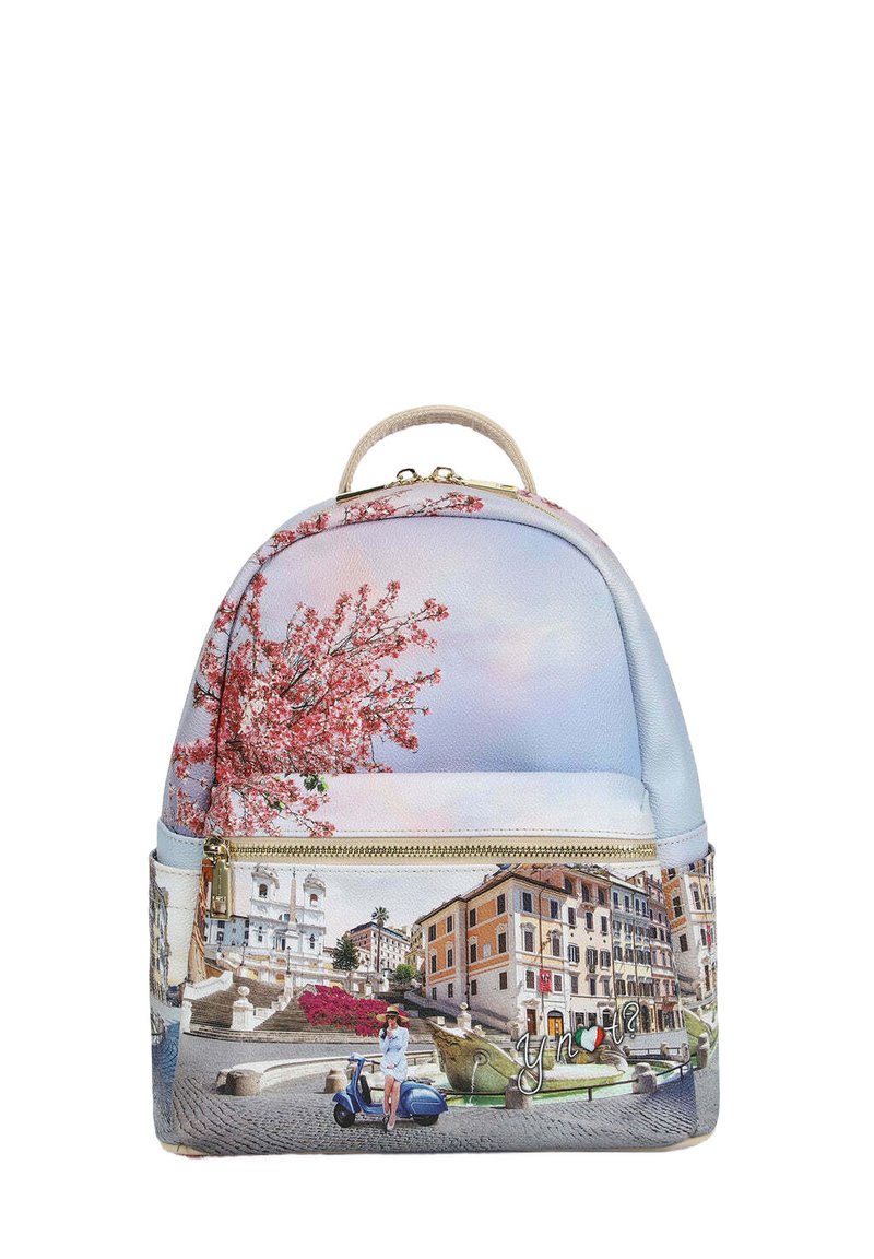 Zaino con uno sfondo blu pastello, caratterizzato da un design stampato di paesaggi con fiori di ciliegio e edifici. Include zip e manico dorati.