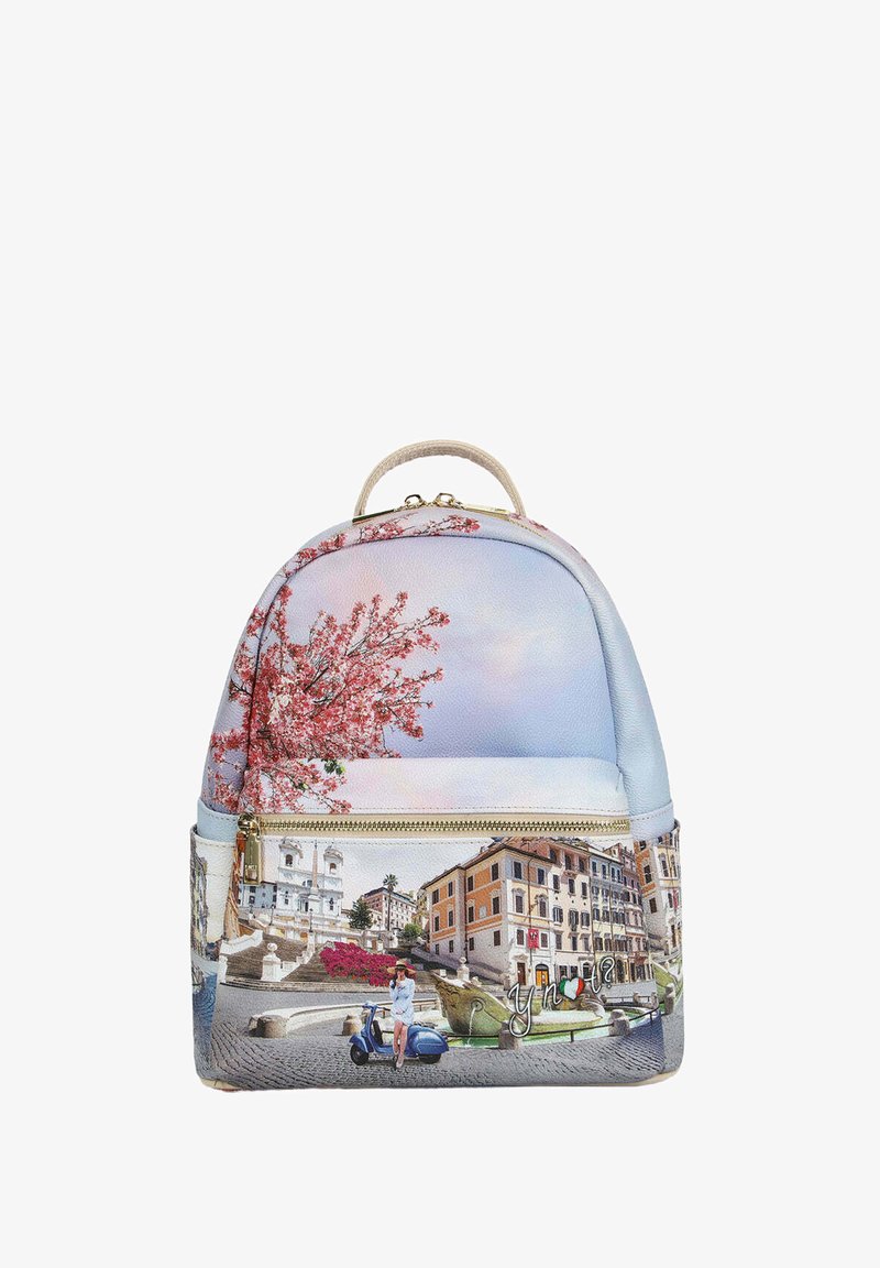 Zaino con uno sfondo blu pastello, caratterizzato da un design stampato di paesaggi con fiori di ciliegio e edifici. Include zip e manico dorati.