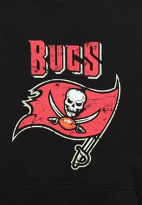 Sudadera negra con un gráfico desgastado de una bandera pirata roja, una calavera, espadas cruzadas y la palabra "BUCS" en letras rojas en negrita.