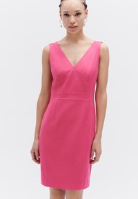 Strakroze jurk met een V-hals, mouwloos ontwerp en gestructureerde naden. De stof heeft een gladde textuur en een effen kleur zonder patronen.