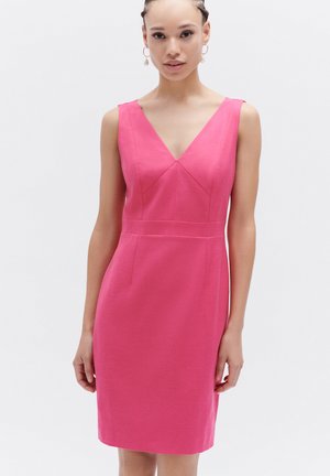 Strakroze jurk met een V-hals, mouwloos ontwerp en gestructureerde naden. De stof heeft een gladde textuur en een effen kleur zonder patronen.