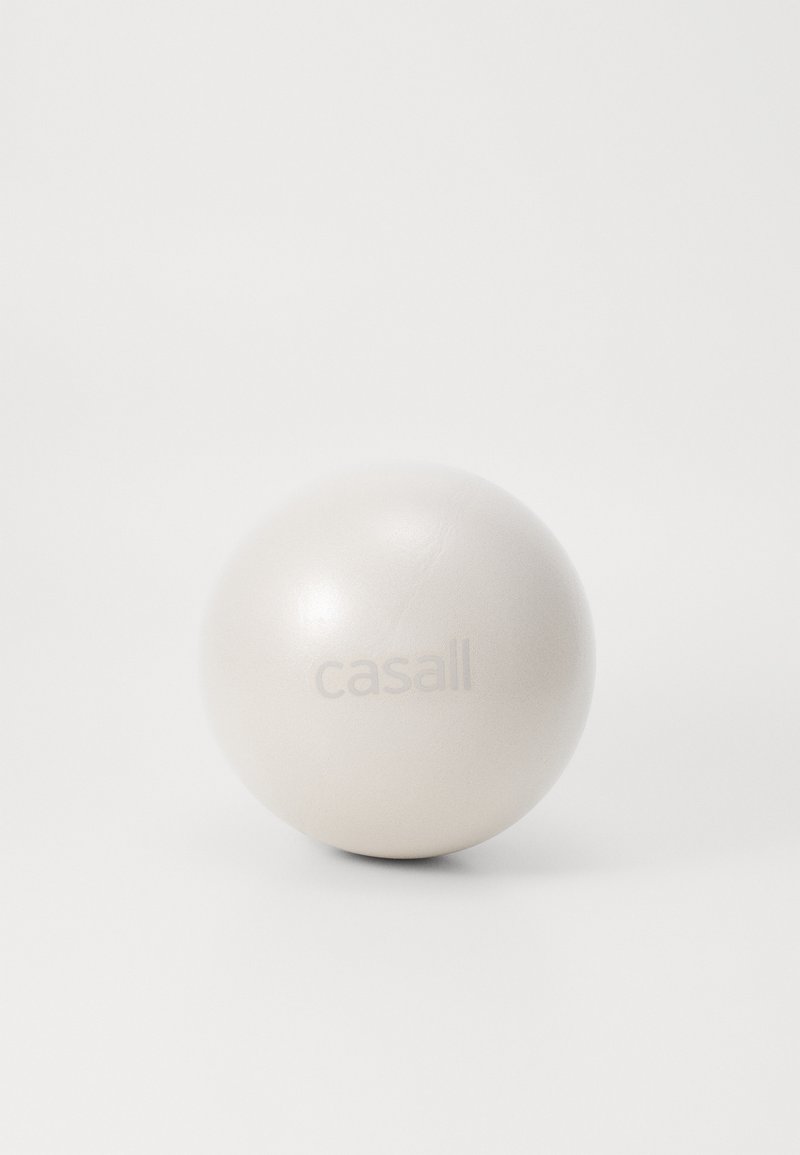 Rund skummassageboll i en matt off-white färg, märkt med "casall" i ljusgrått, med en slät yta och svag glans.