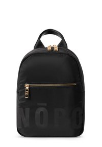 Zwarte nylon rugzak met gouden hardware, bovenhandgreep, ritssluiting hoofdcompartiment en voorvak, met een groot reliëf logo.