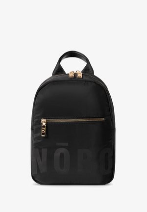 Zwarte nylon rugzak met gouden hardware, bovenhandgreep, ritssluiting hoofdcompartiment en voorvak, met een groot reliëf logo.