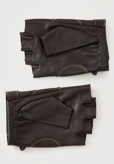 Paire de gants en cuir sans doigts marron foncé avec coutures beige et bandes élastiques au poignet, posée à plat sur un fond blanc.
